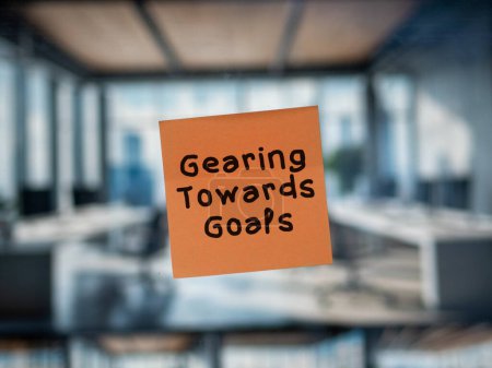 Nota sobre el vidrio con 'Gearing Towards Goals'.