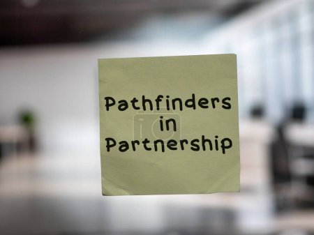Téléchargez les photos : Message sur le verre avec 'Pathfinders in Partnership'. - en image libre de droit
