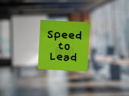 Post-Notiz auf Glas mit "Speed to Lead".