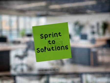 Post-Zettel auf Glas mit "Sprint to Solutions".