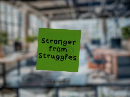 Post note sur le verre avec 'Stronger from Struggles'.