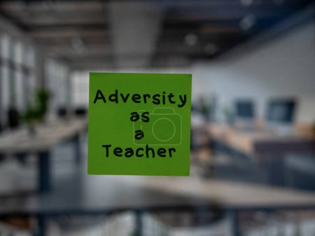 Téléchargez les photos : Post note sur le verre avec 'Adversité comme un enseignant'. - en image libre de droit