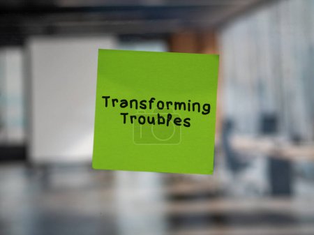 Téléchargez les photos : Post note sur le verre avec 'Transforming Troubles'. - en image libre de droit