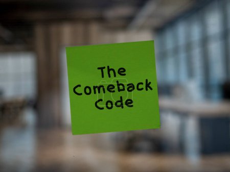 Téléchargez les photos : Post note sur le verre avec 'The Comeback Code'. - en image libre de droit