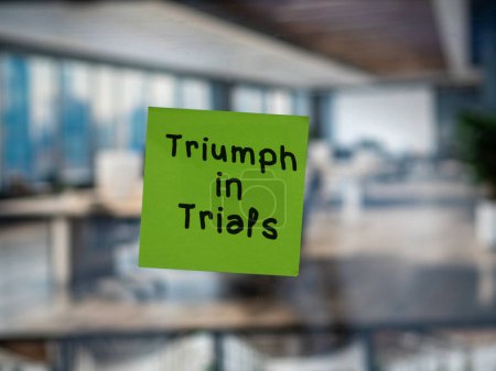Téléchargez les photos : Post note sur verre avec 'Triumph in Trials'. - en image libre de droit