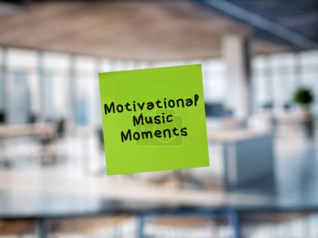Post-Notiz auf Glas mit "Motivationsmusik Momentes".
