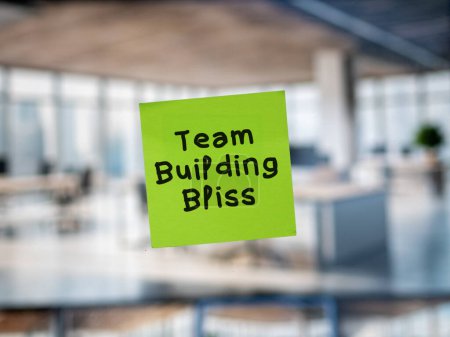 Post Notiz auf Glas mit "Team Building Bliss".