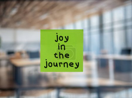 Post-Notiz auf Glas mit "Joy in the Journey".