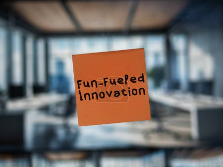 Post-Notiz auf Glas mit "Fun-Fueled Innovation".