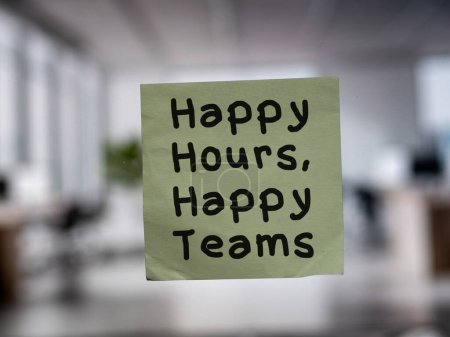 Téléchargez les photos : Post note on glass with 'Happy Hours, Happy Teams'. - en image libre de droit