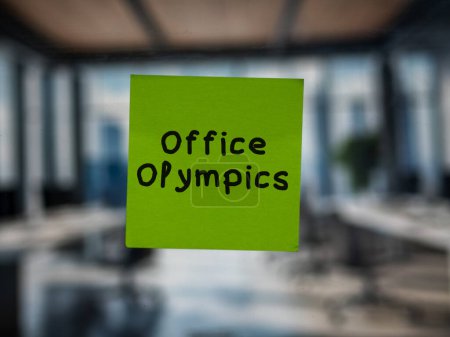 Post-Notiz auf Glas mit "Office-Olympiade".