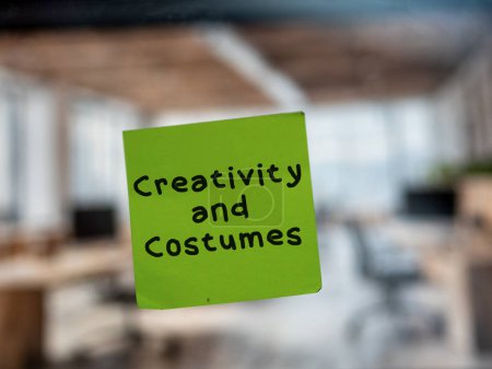 Post Notiz auf Glas mit "Kreativität und Kostüme".