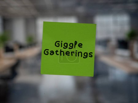 Post Notiz auf Glas mit "Giggle Gatherings".