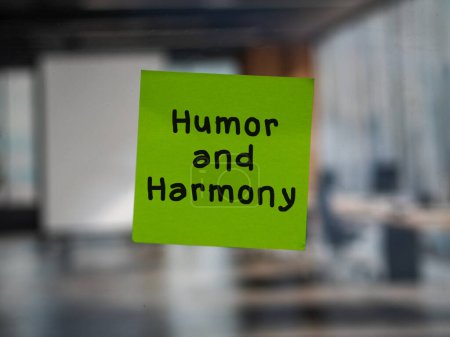 Post Notiz auf Glas mit "Humor und Harmonie".
