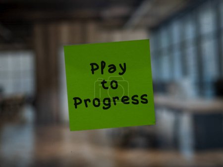 Post Notiz auf Glas mit "Play to Progresses".