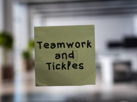 Post-Notiz auf Glas mit "Teamwork und Tickles".