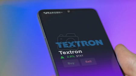 Foto de 15 de enero de 2024. El logotipo de Textron en la pantalla de un intercambio. Acciones de precio de Textron, $TXT en un dispositivo. - Imagen libre de derechos