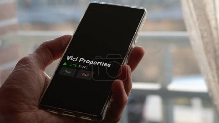 Foto de 15 de enero de 2024. El logotipo de Vici Properties en la pantalla de un intercambio. Vici Propiedades precio acciones, $VICI en un dispositivo. - Imagen libre de derechos