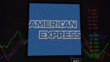Téléchargez les photos : 19 mars 2024. Le logo d'American Express sur l'écran d'un échange. Stocks de prix American Express, $AXP sur un appareil. - en image libre de droit
