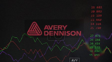 Téléchargez les photos : 19 mars 2024. Le logo d'Avery Dennison sur l'écran d'un échange. Avery Dennison stocks de prix, $AVY sur un appareil. - en image libre de droit