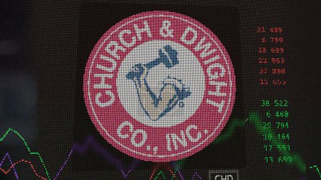 Téléchargez les photos : 19 mars 2024. Le logo de Church n Dwight sur l'écran d'un échange. Eglise & Dwight stocks de prix, $CHD sur un appareil. - en image libre de droit