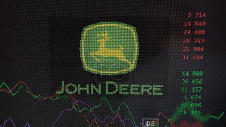 Téléchargez les photos : 19 mars 2024. Le logo de John Deere sur l'écran d'un échange. Stocks de prix John Deere, $DE sur un appareil. - en image libre de droit