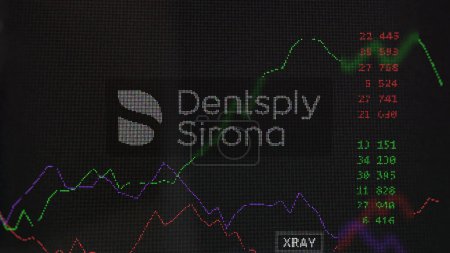 Téléchargez les photos : 19 mars 2024. Le logo de Dentsply Sirona sur l'écran d'un échange. Dentsply Sirona stocks de prix, $XRAY sur un appareil. - en image libre de droit
