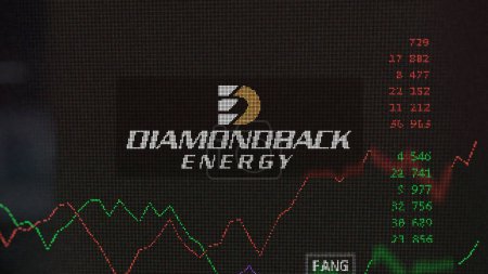 Téléchargez les photos : 19 mars 2024. Le logo de Diamondback Energy sur l'écran d'un échange. Diamondback Stocks de prix de l'énergie, $FANG sur un appareil. - en image libre de droit