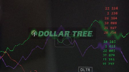 Téléchargez les photos : 19 mars 2024. Le logo de Dollar Tree sur l'écran d'un échange. Dollar Tree stock de prix, $DLTR sur un appareil. - en image libre de droit