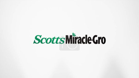 Foto de 26 de marzo de 2024, logotipo de Scotts Miracle-Gro Company en una pared blanca en un edificio de pasillo, el interior de la marca $SMG. - Imagen libre de derechos