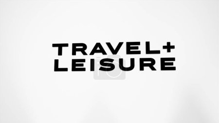 Téléchargez les photos : 26 mars 2024, logo de Travel + Leisure Co sur un mur blanc dans un bâtiment de hall, la marque $TNL indoor. - en image libre de droit