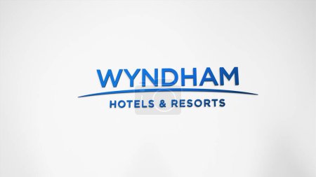 Téléchargez les photos : 26 mars 2024, logo de Wyndham Hotels & Resorts sur un mur blanc dans un bâtiment de hall, la marque $WH indoor. - en image libre de droit