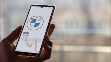 Téléchargez les photos : 26 mars 2024, Francfort, Allemagne, investisseur analysant BMW, actions en bourse - en image libre de droit