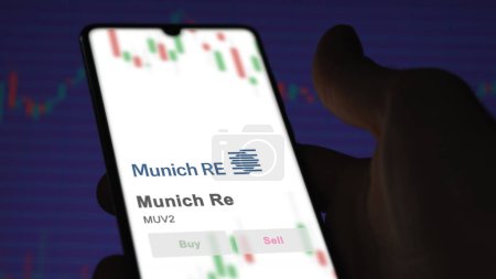 Foto de 26 de marzo de 2024, Frankfurt, Alemania, inversor analizando MUV2 Munich Re, acciones en bolsa - Imagen libre de derechos