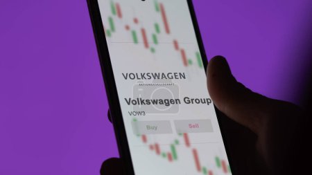 Téléchargez les photos : 26 mars 2024, Francfort, Allemagne, investisseur analysant VOW3 Volkswagen Group, actions en bourse - en image libre de droit