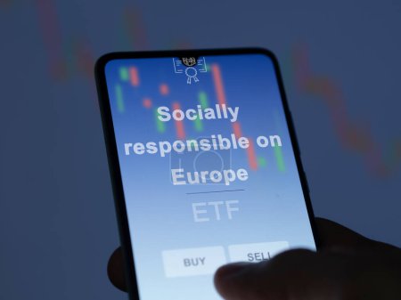 Ein Investor analysiert den sozial verantwortlichen europäischen ETF-Fonds auf einem Bildschirm. Ein Telefon zeigt die Preise von Social Responsibility auf Europa