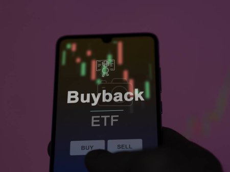 Ein Investor analysiert den Rückkauf des ETF-Fonds auf einem Bildschirm. Ein Telefon zeigt die Preise des Rückkaufs an