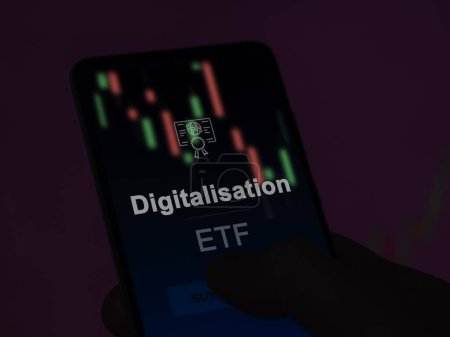 Ein Anleger analysiert die Digitalisierung des Fonds auf einem Bildschirm. Ein Telefon zeigt die Preise der Digitalisierung