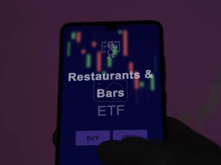 Ein Investor analysiert die Restaurants & Bars etf Fund auf einem Bildschirm. Ein Telefon zeigt die Preise von Restaurants & Bars