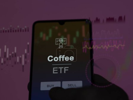 Un inversor analizando el fondo etf café en una pantalla. Un teléfono muestra los precios de Café