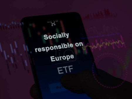 Ein Investor analysiert den sozial verantwortlichen europäischen ETF-Fonds auf einem Bildschirm. Ein Telefon zeigt die Preise von Social Responsibility auf Europa
