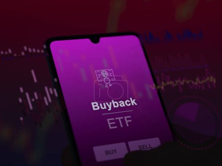 Ein Investor analysiert den Rückkauf des ETF-Fonds auf einem Bildschirm. Ein Telefon zeigt die Preise des Rückkaufs an