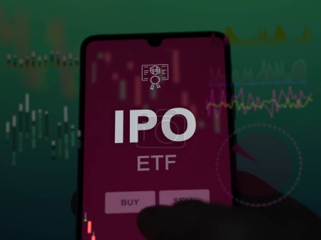 Téléchargez les photos : Un investisseur analysant le fonds ipo etf sur un écran. Un téléphone affiche les prix de l'IPO - en image libre de droit