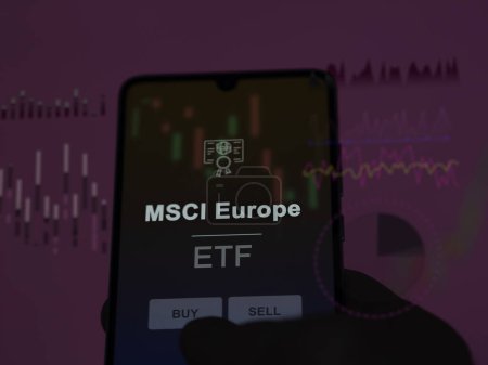 Téléchargez les photos : Un investisseur analyse le fonds msci europe etf sur un écran. Un téléphone affiche les prix de MSCI Europe - en image libre de droit