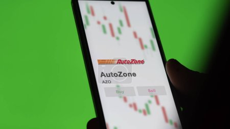 Téléchargez les photos : 04 avril 2024. Le logo d'AutoZone sur l'écran d'un échange. Stocks de prix AutoZone, $AZO sur un appareil. - en image libre de droit