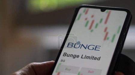 Foto de 04 de abril 2024. El logotipo de Bunge Limited en la pantalla de un intercambio. Bunge acciones de precios limitados, $BG en un dispositivo. - Imagen libre de derechos