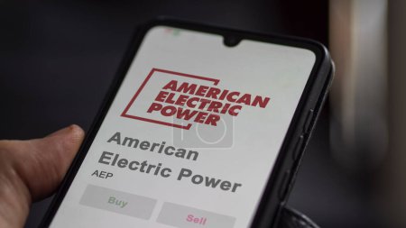 Téléchargez les photos : 04 avril 2024. Le logo d'American Electric Power sur l'écran d'un échange. American Electric Power actions de prix, $AEP sur un appareil. - en image libre de droit