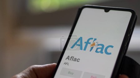 Foto de 04 de abril 2024. El logotipo de Aflac en la pantalla de un intercambio. Acciones de precios de Aflac, $AFL en un dispositivo. - Imagen libre de derechos