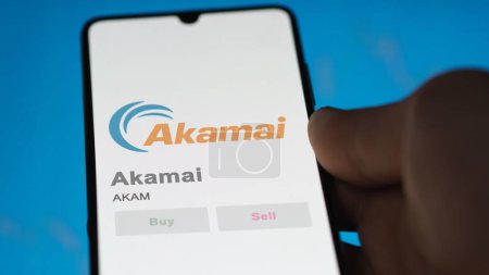Téléchargez les photos : 04 avril 2024. Le logo d'Akamai sur l'écran d'un échange. Actions de prix Akamai, $AKAM sur un appareil. - en image libre de droit
