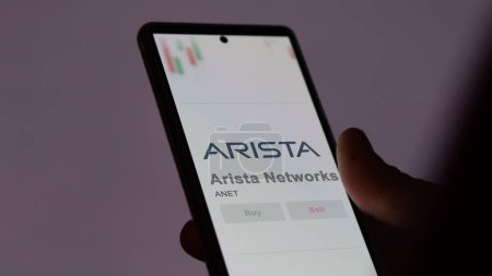 Téléchargez les photos : 04 avril 2024. Le logo d'Arista Networks sur l'écran d'un échange. Prix des actions Arista Networks, $ANET sur un appareil. - en image libre de droit